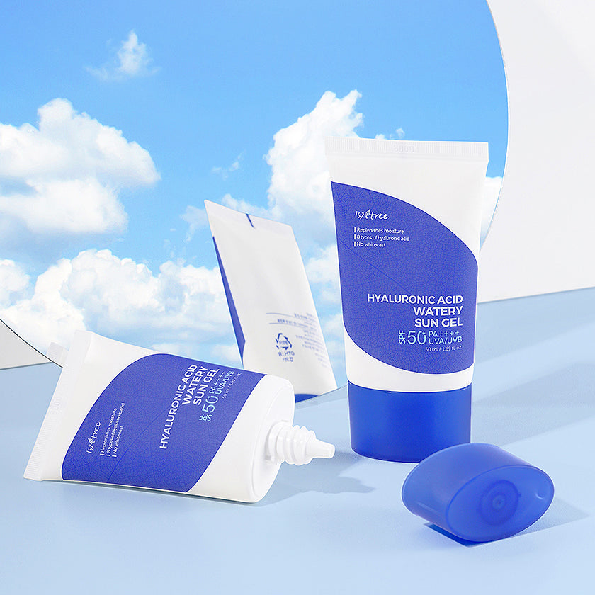 Es sind 2 Stück von dem Isntree Hyaluronic Acid Watery Sun Gel vor einem Spiegel mit einem wolkigen Sommerhimmel zu sehen. Eines der Hyaluronic Acid Watery Sun Gels hat den Verschluss aufgeschraubt und liegt seitlich auf hellblauem Untergrund.