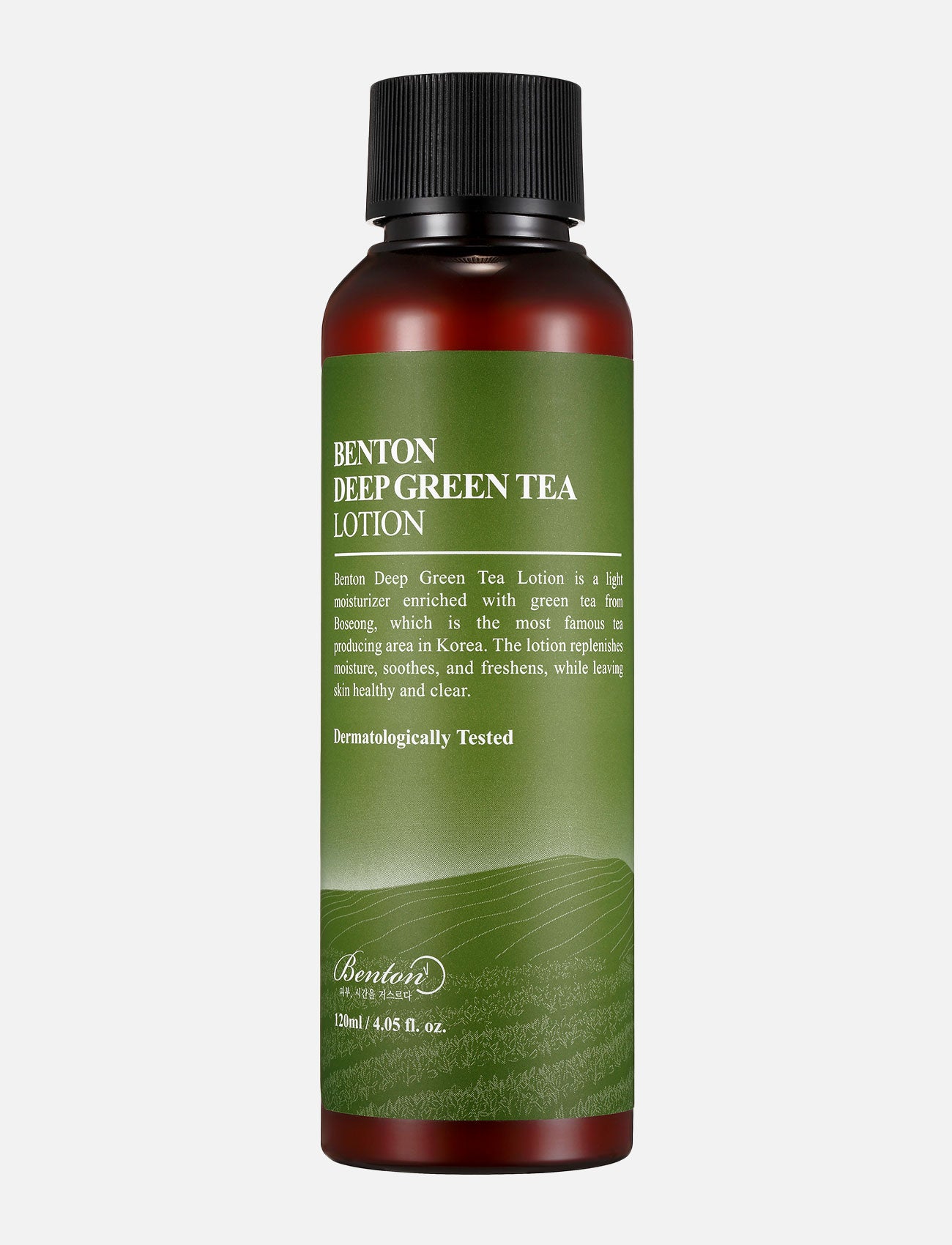 Die Benton Deep Green Tea Lotion vor hellgrauem Hintergrund.
