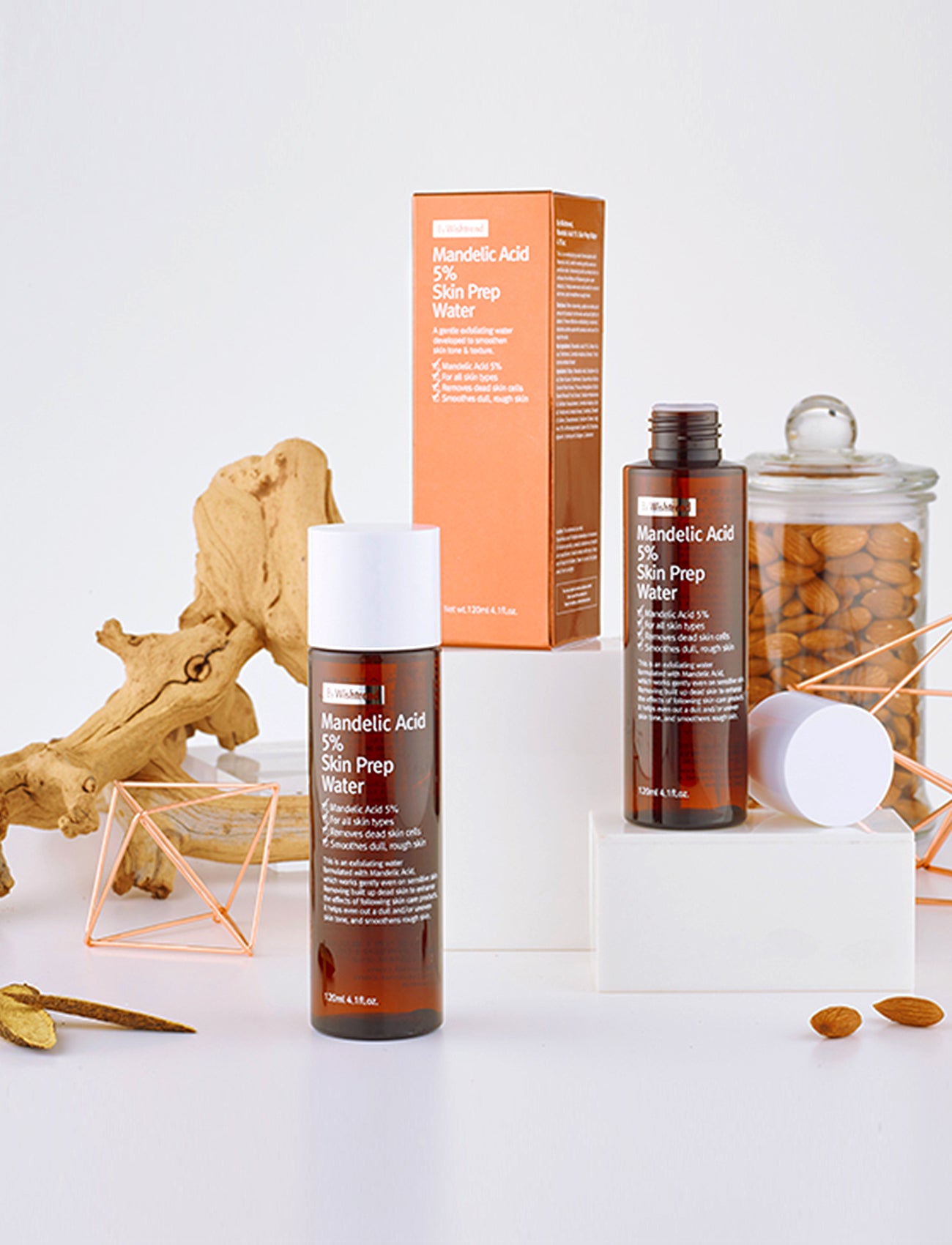 Ein Editorial von dem By Wishtrend Mandelic Acid 5% Skin Prep Water mit Mandeln im Hintergrund.