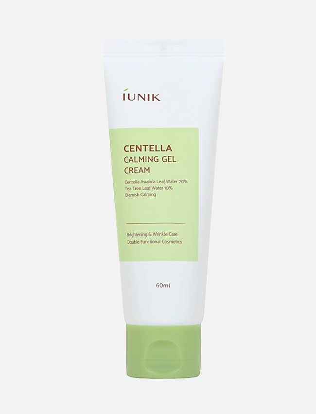 iUNIK Centella Calming Gel Cream vor hellgrauen Hintergrund.