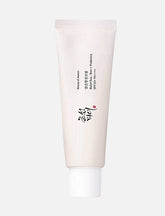 Es ist der Beauty of Joseon Relief Sun Sonnenschutz vor hellgrauem hintergrund zu sehen.