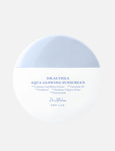 Runde weiße Flasche mit hellblauem Deckel der Dr. Althea Aqua Glowing Sunscreen, schlichtes Design mit blauer Aufschrift der Hauptinhaltsstoffe.