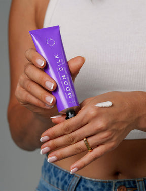 Die Painted Palms Moon Silk wird auf den Handrücken einer Person aufgetragen.