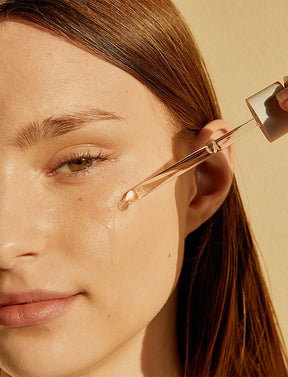 Die Pipette der Skin1004 Centella Ampoule wird auf das Gesicht einer Person aufgetragen.