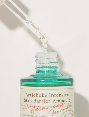 Die Pipette der AXIS-Y Artichoke Intensive Skin Barrier Ampoule wird herausgezogen.
