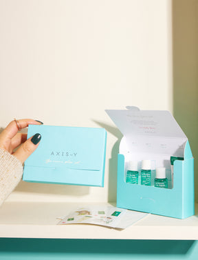 Das AXIS-Y The Mini Glow Set wird in einer Hand gehalten.