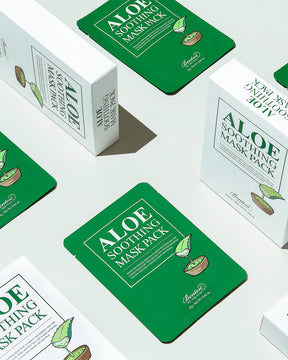 Die äußere und innere Verpackung der Sheetmaske liegen vertikal und horizontal auf einem weißen Tisch