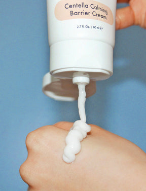 Die Barr Centella Calming Barrier Cream wird auf einen Handrücken aufgetragen.