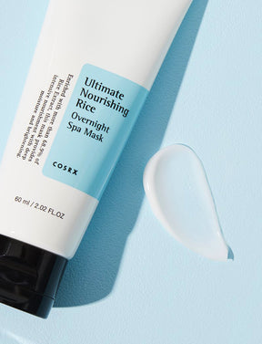Die Cosrx Ultimate Nourishing Rice Overnight Spa Mask mit der Textur neben dem Produkt auf blauem Hintergrund.