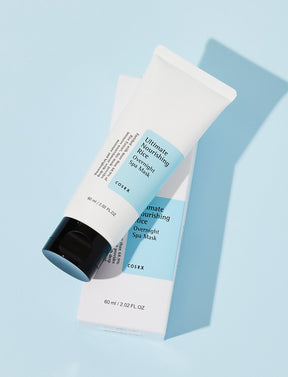 Die Cosrx Ultimate Nourishing Rice Overnight Spa Mask mit Außenverpackung auf blauem Hintergrund.
