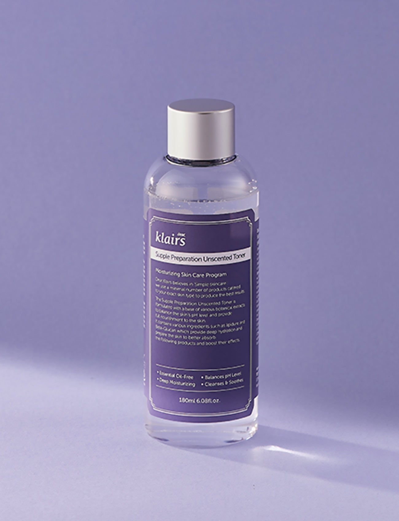 Der Dear Klairs Supple Preparation Unscented Toner steht vor lila Hintergrund.