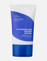 Es ist das Isntree Hyaluronic Acid Watery Sun Gel vor hellgrauem Hintergrund zu sehen.