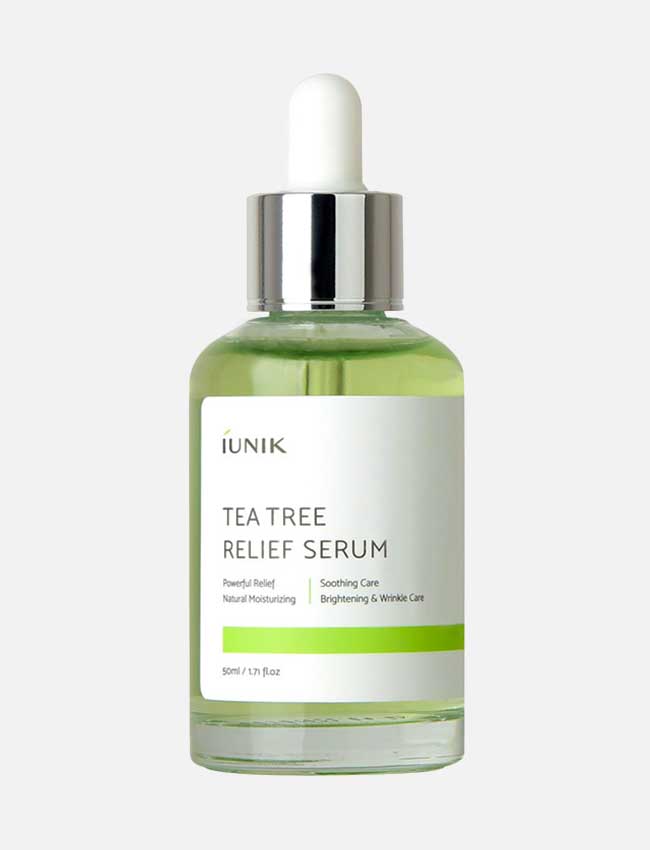 Das iUNIK Tea Tree Relief Serum vor hellgrauem Hintergrund.